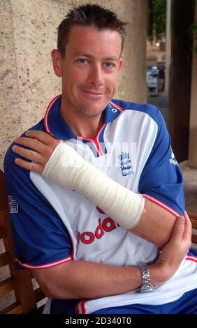 - KEIN KOMMERZIELLER GEBRAUCH: England Spin Bowler Ashley Giles mit seinem linken Handgelenk verbunden, nachdem er es gebrochen hatte, während er im Netz des Adelaide Oval in Adelaide war. Stockfoto