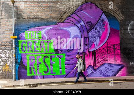 Birmingham, Großbritannien. Oktober 2020. In der Kustard Factory in Birmingham, Digbeth, ist ein neues Street Art Wandbild mit dem Titel „The Great Reset“ erschienen. Die Arbeit des Künstlers Gent 48 ist an eine Wand gemalt und zeigt ein Huhn in einem Astronautenanzug, was eine Referenz an die Kindergeschichte über Chicken Licken ist, die befürchtete, dass der Himmel herabfällt. Der große Rücksetzer bezieht sich auf die Gesellschaft und Wirtschaft nach Covid 19, die als Folge der Neueinstellung von Normen und Gewohnheiten entstehen werden. Kredit: Peter Lopeman/Alamy Live Nachrichten Stockfoto