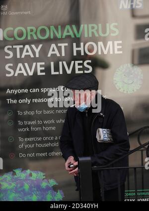 Leicester, Leicestershire, Großbritannien. Oktober 2020. Ein Mann raucht, als er 100 Tage nach der UKÕs Ankündigung der ersten lokalen Coronavirus-Pandemiesperre in der Stadt auf einen Bus wartet. Credit Darren Staples/Alamy Live News. Stockfoto