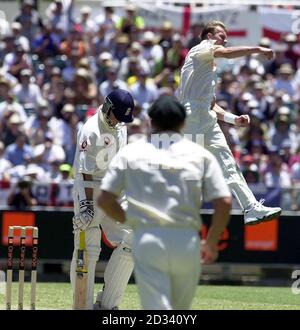 Das australische Brett Lee (rechts) feiert das Wicket des englischen Marcus Trescodick am ersten Tag des dritten „Ashes“-Tests auf dem WACA Cricket Ground. England war für 185 da, Australien beendete den Tag am 126-2. Stockfoto