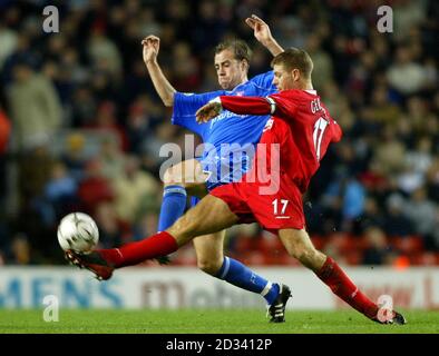 Ruud Van Nistelrooy von Manchester United (links) findet den Weg zum Tor, den Liverpool-Verteidiger Stephane Henchoz während des FA Barclaycard Premiership-Spiels zwischen dem FC Liverpool und Manchester United in Anfield, Liverpool, blockiert. Stockfoto