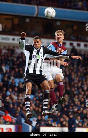 Thomas Hitzlsperger von Aston Villa im Luftkampf gegen Newcastle United Jermaine Jenas (links) während des Barclaycard Premiership Match im Villa Park, Birmingham. DIESES BILD KANN NUR IM RAHMEN EINER REDAKTIONELLEN FUNKTION VERWENDET WERDEN. KEINE WEBSITE-/INTERNETNUTZUNG, ES SEI DENN, DIE WEBSITE IST BEI DER FOOTBALL ASSOCIATION PREMIER LEAGUE REGISTRIERT. Stockfoto