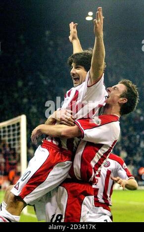 David Beckham von Manchester United (zweiter links) konfrontiert West Bromwich Albion Kapitän Derek McInnes (ganz rechts) nach seinem Tackling, der ihm eine zweite gelbe Karte einbrachte, während ihres FA Barclaycard Premiership Spiels auf dem Old Trafford Ground von man Utd in Manchester. Manchester United besiegte West Bromwich Albion mit 1:0. Stockfoto