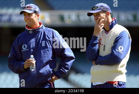 NUR FÜR REDAKTIONELLE ZWECKE. KEINE KOMMERZIELLE NUTZUNG. England Cricketspieler Michael Vaughan (links) und John Crawley am Melbourne Cricket Ground, Melbourne, Australien. Stockfoto