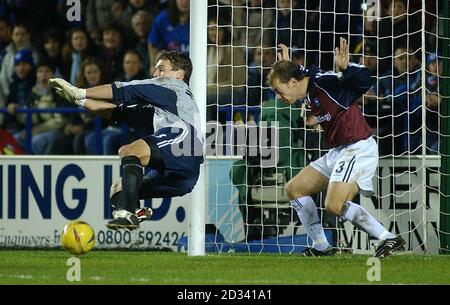 Jamie Clapham von Ipswich sieht sich einen weiteren engen Ruf für seinen Torwart Andy Marshall während ihres Nationwide League Division One Spiels gegen Leicester City im Walkers Stadium an. DIESES BILD KANN NUR IM RAHMEN EINER REDAKTIONELLEN FUNKTION VERWENDET WERDEN. KEINE INOFFIZIELLE CLUB-WEBSITE. Stockfoto