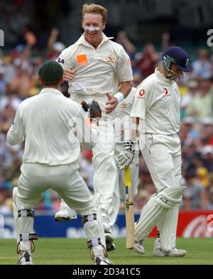 FÜR - KEINE KOMMERZIELLE NUTZUNG: Der australische Bowler Andy Bichel feiert das Wicket von Englands Marcus Trescodick für 19 Läufe, am ersten Tag des 5. Tests auf dem Sydney Cricket Ground, Sydney, Australien. Stockfoto