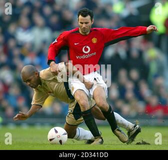 Ryan Giggs von Manchester United (rechts) tötelt mit Kevin Harper aus Portsmouth während ihres Spiels in der dritten Runde des FA Cup auf dem Old Trafford Ground von Manchester United um den Ball. Manchester United besiegte Portsmouth mit 4:1. Stockfoto