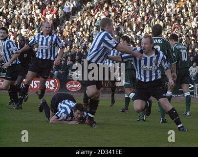 Dagenham und Redbridge-Stürmer Paul Terry (rechts) feiern bei ihrem Spiel in der dritten Runde des FA Cup auf dem Heimpark von Plymouth das erste Tor seiner Seite, das der Gastgeber Plymouth Argyle gewonnen hat. Stockfoto