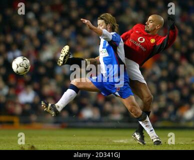 Juan Veron (rechts) von Manchester United kämpft mit Blackburns Tugay während ihres Halbfinalmatches im Worthington Cup in Old Trafford, Manchester. DIESES BILD KANN NUR IM RAHMEN EINER REDAKTIONELLEN FUNKTION VERWENDET WERDEN. KEINE WEBSITE-/INTERNETNUTZUNG, ES SEI DENN, DIE WEBSITE IST BEI DER FOOTBALL ASSOCIATION PREMIER LEAGUE REGISTRIERT. Stockfoto