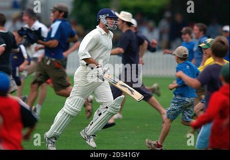 NUR FÜR REDAKTIONELLE ZWECKE. KEINE KOMMERZIELLE NUTZUNG : der australische Schlagmann Mark Waugh läuft vom Feld, 108 nicht aus, nachdem er England im Sir Donald Bradman XI Spiel beim Bradman Oval, Bowral besiegt hat. Stockfoto