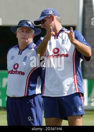 FÜR - KEINE KOMMERZIELLE VERWENDUNG. England Trainer Duncan Fletcher (links) und Bowler Andrew Caddick, während des Trainings im Bellerive Oval, Hobart, Tasmanien. Stockfoto