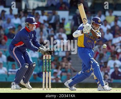 NUR FÜR REDAKTIONELLE ZWECKE. KEINE KOMMERZIELLE NUTZUNG: Sri Lanka Kapitän Sanath Jayasuriya trifft den Ball für 4 Läufe, beobachtet von England Wicketkeeper Alec Stewart, während des One Day International Spiel auf dem Sydney Cricket Ground, Sydney, Australien. Stockfoto