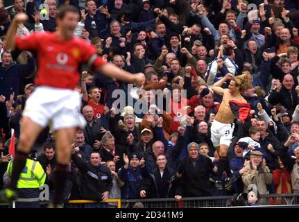 Diego Forlan (R) von Manchester United feiert sein Siegetor gegen Chelsea mit Kapitän Roy Keane während ihres Barclaycard Premiership-Spiels in Old Trafford, Manchester. Endergebnis man Utd 2 Chelsea 1. DIESES BILD KANN NUR IM RAHMEN EINER REDAKTIONELLEN FUNKTION VERWENDET WERDEN. KEINE WEBSITE-/INTERNETNUTZUNG, ES SEI DENN, DIE WEBSITE IST BEI DER FOOTBALL ASSOCIATION PREMIER LEAGUE REGISTRIERT. Stockfoto