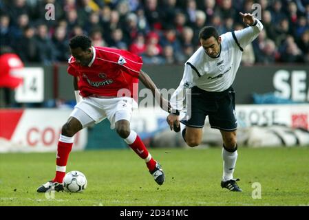 Charlton Athletic's Jason Euell (links) in Aktion gegen Bolton Wanderers' Youri Djorkaeff während ihres Barclaycard Premiership Spiels im Valley. DIESES BILD KANN NUR IM RAHMEN EINER REDAKTIONELLEN FUNKTION VERWENDET WERDEN. KEINE WEBSITE-/INTERNETNUTZUNG, ES SEI DENN, DIE WEBSITE IST BEI DER FOOTBALL ASSOCIATION PREMIER LEAGUE REGISTRIERT. Stockfoto