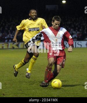 Tom Cowan (rechts) von York City in Aktion gegen John Williams von Swansea während ihres Nationwide Division Three-Spiels in Bootham Crescent. York City besiegte Swansea mit 3:1. DIESES BILD KANN NUR IM RAHMEN EINER REDAKTIONELLEN FUNKTION VERWENDET WERDEN. KEINE INOFFIZIELLE CLUB-WEBSITE. Stockfoto