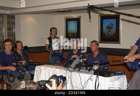 Der australische Kapitän Ricky Ponting (links) und der Spin-Bowler Shane Warne verkündeten auf einer Pressekonferenz im Teamhotel seinen Rücktritt vom One Day International Cricket nach der WM. England spielt morgen beim SCG im ersten internationalen One Day Finale der VB Triangular Series Australien. Stockfoto