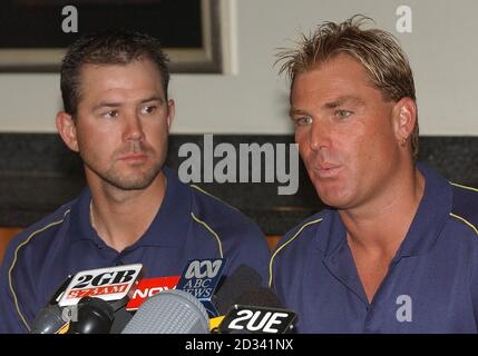 Der australische Kapitän Ricky Ponting (links) hört dem Spin-Bowler Shane Warne bei einer Pressekonferenz im Teamhotel zu, der seinen Rücktritt vom One Day International Cricket nach der WM ankündigt. England spielt morgen beim SCG im ersten internationalen One Day Finale der VB Triangular Series Australien. Stockfoto