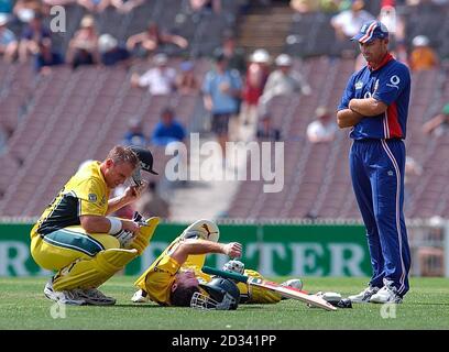 NUR ZUR REDAKTIONELLEN VERWENDUNG - KEINE KOMMERZIELLE VERWENDUNG: England Kapitän Nasser Hussain (rechts) sieht an, wie der australische Schlagmann Michael Bevan beim zweiten One Day Final auf dem Melbourne Cricket Ground, Melbourne, Australien, mit Teamkollege Matthew Hayden (links) verletzt liegt. Stockfoto