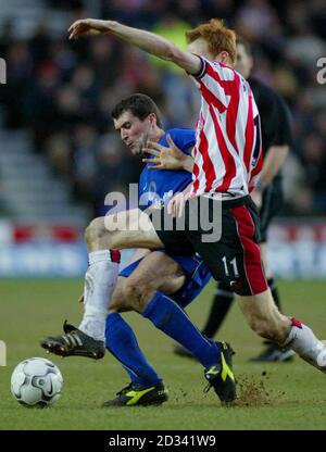 Roy Keane von Manchester United in Aktion gegen Michael Svensson (rechts) von Southampton während ihres FA Barclaycard Premiership Spiels im Southampton's St. Mary's Stadium. Endergebnis Southampton 0 man Utd 2. Stockfoto