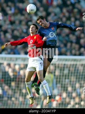 Ryan Giggs von Manchester United fordert Edu von Arsenal während ihres fünften Runde-Spiels im FA Cup in Old Trafford, Manchester, um den Ball. DIESES BILD KANN NUR IM RAHMEN EINER REDAKTIONELLEN FUNKTION VERWENDET WERDEN. KEINE WEBSITE-/INTERNETNUTZUNG, ES SEI DENN, DIE WEBSITE IST BEI DER FOOTBALL ASSOCIATION PREMIER LEAGUE REGISTRIERT. Stockfoto