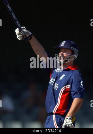 NUR FÜR REDAKTIONELLE VERWENDUNG - KEINE KOMMERZIELLEN VERKÄUFE: Englands Ian Blackwell begrüßt die Barmy Army, nachdem er mit sechs Wickets im Buffalo Park, East London, Südafrika, ein Viererspiel gegen Holland gewonnen hat. Stockfoto