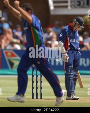 - KEIN KOMMERZIELLER VERKAUF : Englands Nick Knight (rechts) schaut auf den Boden, nachdem er von Namibias Andries Burger beim Bowling von Rudolph Janse Van Vuuren (links) für 6 Läufe während des Cricket World Cup Spiels gegen Namibia im St. George's Park, Port Elizabeth, gefangen wurde. Stockfoto