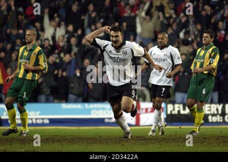 Fulhams Steed Malbranque (Mitte) feiert den dritten Treffer aus dem Strafpunkt gegen West Bromich Albion während des FA Barclaycard Premiership-Spiels in der Loftus Road, West London. Fulham besiegte West Bromich Albion mit 3:0. Stockfoto