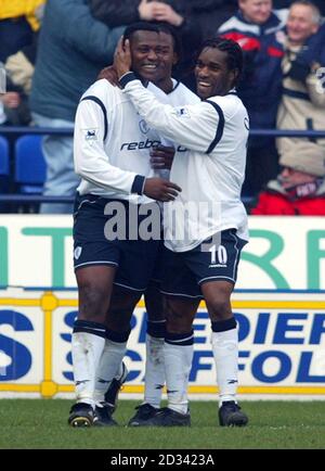 Bolton Wanderers' Bruno N'Gotty (links) feiert mit Jay Jay Okocha, nachdem er bei ihrem FA Barclaycard Premiership Spiel im Bolton's Reebok Stadium gegen Manchester United Punkten konnte. Endergebnis 1:1. DIESES BILD KANN NUR IM RAHMEN EINER REDAKTIONELLEN FUNKTION VERWENDET WERDEN. KEINE WEBSITE-/INTERNETNUTZUNG, ES SEI DENN, DIE WEBSITE IST BEI DER FOOTBALL ASSOCIATION PREMIER LEAGUE REGISTRIERT. Stockfoto