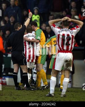 Sheff Utds Peter Ndlouv ist der zweite Sheff Utd Spieler, der gegen Norwich City abgesetzt wurde, während ihres Nationwide Division One Spiels in Bramall Lane. DIESES BILD KANN NUR IM RAHMEN EINER REDAKTIONELLEN FUNKTION VERWENDET WERDEN. KEINE INOFFIZIELLE CLUB-WEBSITE. Stockfoto