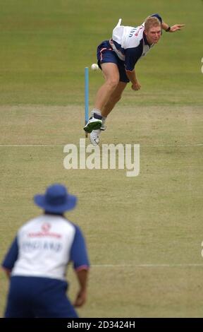 - KEINE KOMMERZIELLEN VERKÄUFE : England Cricketspieler Matthew Hoggard bowls to Coach Duncan Fletcher (unten) während der Team net Session in Kingsmead, Durban. England spielt morgen im Cricket World Cup-Spiel in Indien. Stockfoto