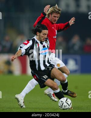 David Beckham von Manchester United kämpft mit Juventus Gianluca Zambrotta während ihres Champions League-Spiels der Gruppe D in der Phase 2 im Stadio Delle Alpi in Turin. KEINE VERÖFFENTLICHUNG AUF IRGENDEINER WEBSITE WÄHREND DES SPIELS (EINSCHLIESSLICH HALBZEIT, ZUSÄTZLICHE ZEIT UND ELFMETERSCHIESSEN). Stockfoto