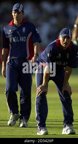 NUR FÜR REDAKTIONELLE VERWENDUNG - KEINE KOMMERZIELLEN VERKÄUFE die Engländerin Andrew Flintoff (rechts) und James Anderson verlassen das Feld, nachdem sie ihr letztes Gruppe-A-Cricket-Weltcup-Spiel gegen Australien durch zwei Wickets im St. George's Park, Port Elizabeth, verloren haben. Pakistan muss Simbabwe am Dienstag in Bulawayo schlagen, damit England jede Chance hat, zu den Super-Sechsen voranzukommen. Stockfoto