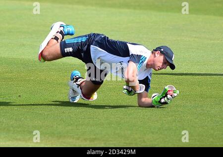 Englands Jos Buttler wird während der Nets-Session im Ageas Bowl in Southampton in irgendeiner Wicket-Keeper-Praxis eingesetzt. Stockfoto