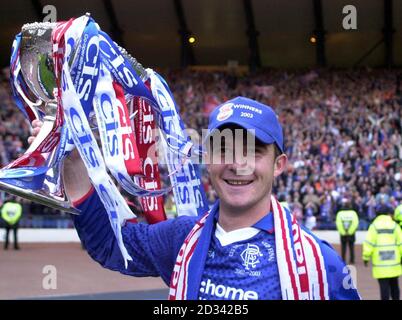 Rangers Kapitän Barry Ferguson feiert mit dem CIS Insurance Cup in Hampden Park, Glasgow. Die Rangers besiegten Celtic 2:1. Stockfoto