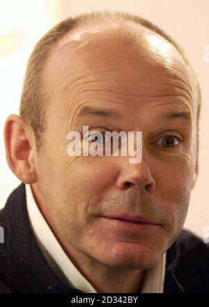 England Rugby Trainer Clive Woodward spricht die Medien, während einer Pressekonferenz in Twickenham, London. England spielt Schottland in der RBS 6 Nations Championship. 06/02/04: Sir Clive Woodward, der zum Cheftrainer der 2005 Löwen ernannt wurde. Englands Weltcup-Sieger wird nächstes Jahr die geplante 10-Match-Tour nach Neuseeland übernehmen, und sein ehemaliger England-Teamkollege Bill Beaumont wurde als Tourmanager bestätigt. Stockfoto