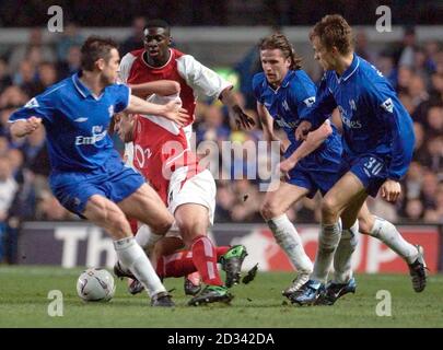 Chelseas Kapitän John Terry, links, Emmanuel Petit, Mitte und Jesper Gronkjaer umgeben Arsenals edu, während ihrer FA Cup-Wiederholung an der Stamford Bridge, London. Stockfoto