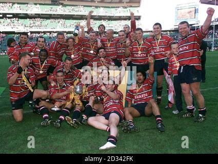 Das Gloucester-Team feiert seinen Sieg über Northampton beim Powergen Cup-Finale in Twickenham in London. Stockfoto