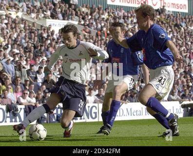 Tottenhams Simon Davies (links) wird von Stan Lazaridis (Mitte) und Jamie Clapham in Birmingham City während ihres Barclaycard Premiership-Spiels in der White Hart Lane, London, unter Druck gesetzt. DIESES BILD KANN NUR IM RAHMEN EINER REDAKTIONELLEN FUNKTION VERWENDET WERDEN. KEINE WEBSITE-/INTERNETNUTZUNG, ES SEI DENN, DIE WEBSITE IST BEI DER FOOTBALL ASSOCIATION PREMIER LEAGUE REGISTRIERT. Stockfoto