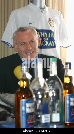 Leeds United Manager Peter Reid bei der Bekanntgabe der neuen Multi-Millionen-Pfund-Sponsoren Whyte und Mackay Whisky auf ihrem Elland Road Pitch. Stockfoto