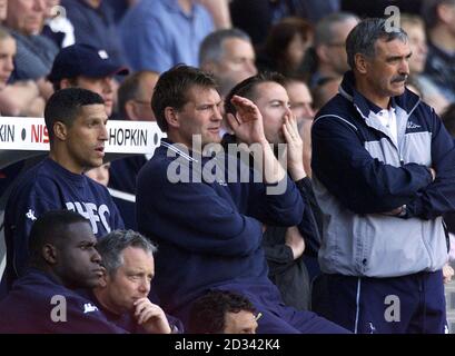 Der niedergeschlagenen Tottenham Hotspur-Manager Glenn Hoddle (2. Links) beobachtet die Niederlage seiner Mannschaft aus dem Jahr 2-0 gegen die Besucher Manchester City mit den Trainern Chris Hughton (links) und John Gorman (rechts) während ihres FA-Barclaycard-Premiership-Spiels in der White Hart Lane, London. Stockfoto