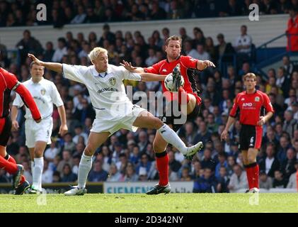 Leeds United's Alan Smith (links) in Aktion gegen Blackburn Rovers' Craig Short während des Barclaycard Premiership Spiels in der Elland Road, Leeds. Blackburn Rovers besiegte Leeds United 3:2. DIESES BILD KANN NUR IM RAHMEN EINER REDAKTIONELLEN FUNKTION VERWENDET WERDEN. KEINE WEBSITE-/INTERNETNUTZUNG, ES SEI DENN, DIE WEBSITE IST BEI DER FOOTBALL ASSOCIATION PREMIER LEAGUE REGISTRIERT. Stockfoto