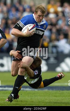 Bath Mike Tindall löst sich bei ihrem 24-12-Sieg über Newcastle im Zürcher Premiership-Spiel am Recreation Ground, Bath, von seinem englischen Kollegen Jonny Wilkinson ab. *29/12/03: Das England Zentrum erleidet einen gebrochenen Bein in Bath Sieg bei Saracens. Stockfoto