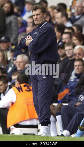 Les Ferdinand von Tottenham Hotspur (Mitte) schiebt während des Premiership-Spiels der FA Barclaycard gegen West Ham United im Upton Park, West Ham, über die Bar. Stockfoto