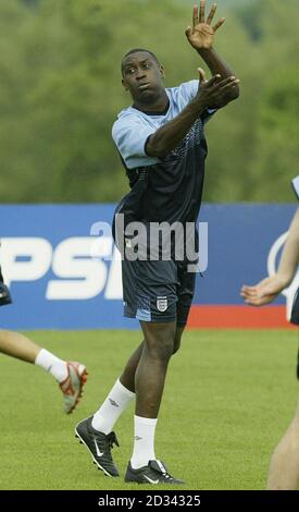 England und Liverpool Stürmer Emile Heskey in Aktion während eines Mannschaftstrainings in Champney's Springs, Leicestershire, in Vorbereitung auf Englands internationales Freundschaftsspiel gegen Serbien-Montenegro im Walkers Stadium von Leicester City. DIESES BILD KANN NUR IM RAHMEN EINER REDAKTIONELLEN FUNKTION VERWENDET WERDEN. KEINE WEBSITE-/INTERNETNUTZUNG, ES SEI DENN, DIE WEBSITE IST BEI DER FOOTBALL ASSOCIATION PREMIER LEAGUE REGISTRIERT. Stockfoto