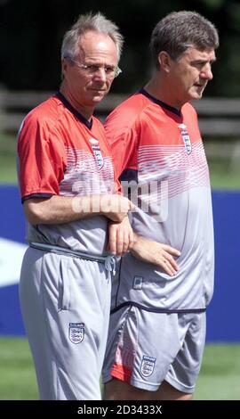 England-Manager Sven-Goran Eriksson (links) beobachtet mit dem Trainer Brian Kidd während eines Trainings im Rockcliffe Park in Darlington vor der EM 2004-Qualifikation gegen die Slowakei im Riverside-Stadion in Middlesbrough. Stockfoto