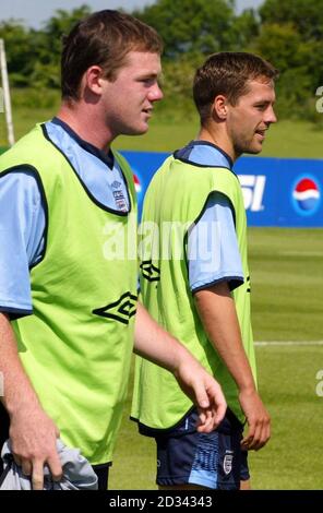 Die englischen Stürmer Wayne Rooney (links) und Kapitän Michael Owen während einer Trainingseinheit im Rockcliffe Park in Darlington vor der EM 2004-Qualifikation gegen die Slowakei im Riverside Stadium in Middlesbrough. Stockfoto