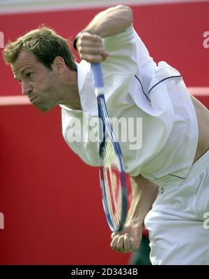 Der britische Greg Rusedski steht im ersten Durchgang der Stella Artois Championships im Queen's Club, London, gegen den amerikanischen Robby Ginepri. Stockfoto