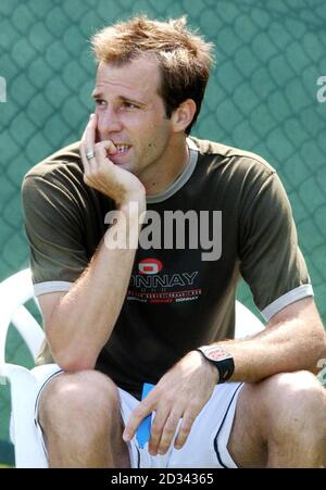 Großbritanniens Greg Rusedski während einer Trainingseinheit in Vorbereitung auf die Samsung Open in Nottingham. Stockfoto