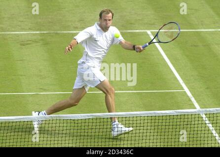 Der Großbritanniens Greg Rusedski während seines Spiels gegen den Finnen Jarkko Nieminen bei den Samsung Open in Nottingham. Stockfoto