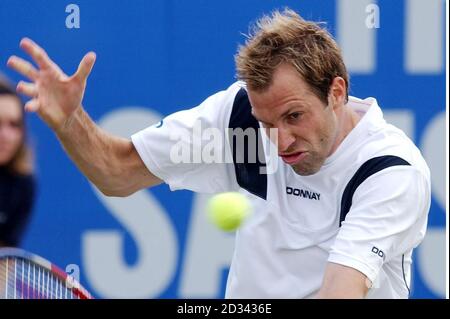 Der Großbritanniens Greg Rusedski während seines Spiels gegen den Finnen Jarkko Nieminen bei den Samsung Open in Nottingham. Stockfoto